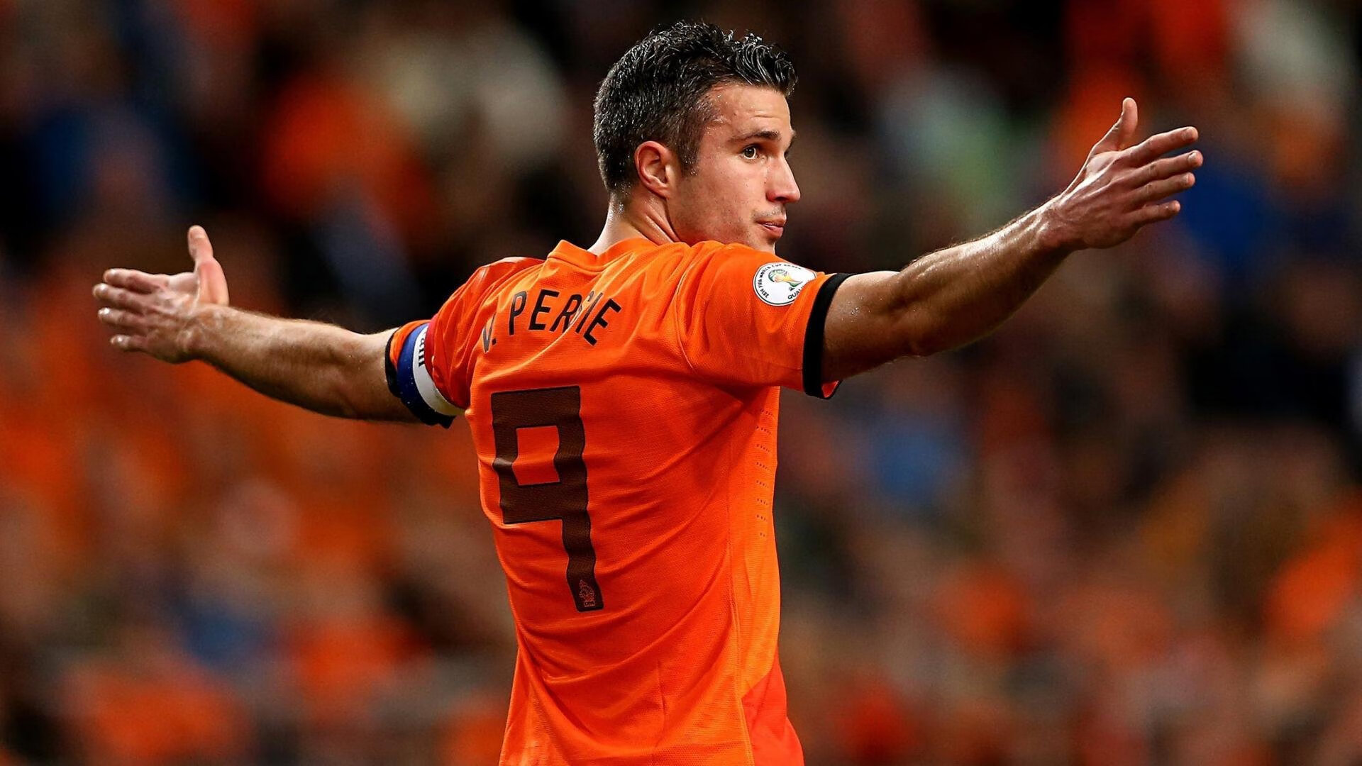 书店终点夜跑活动 参与者跑入书店完成静心拉伸